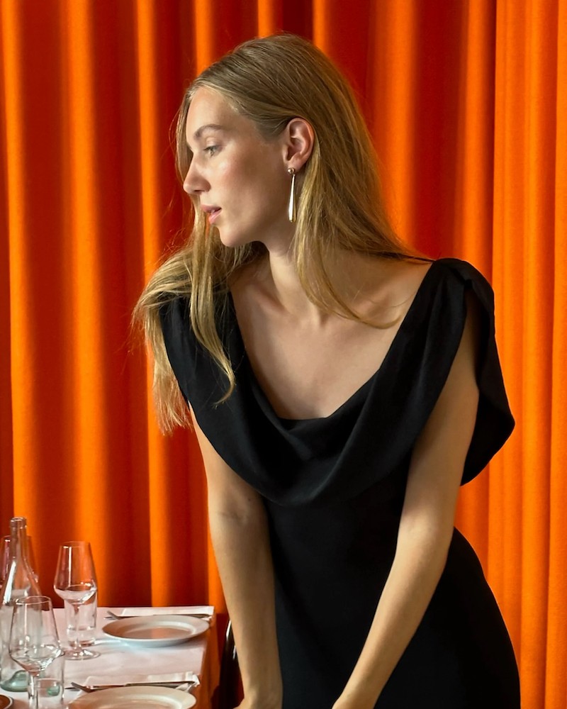 Lié Studio The Louise Sølv øreringe på model