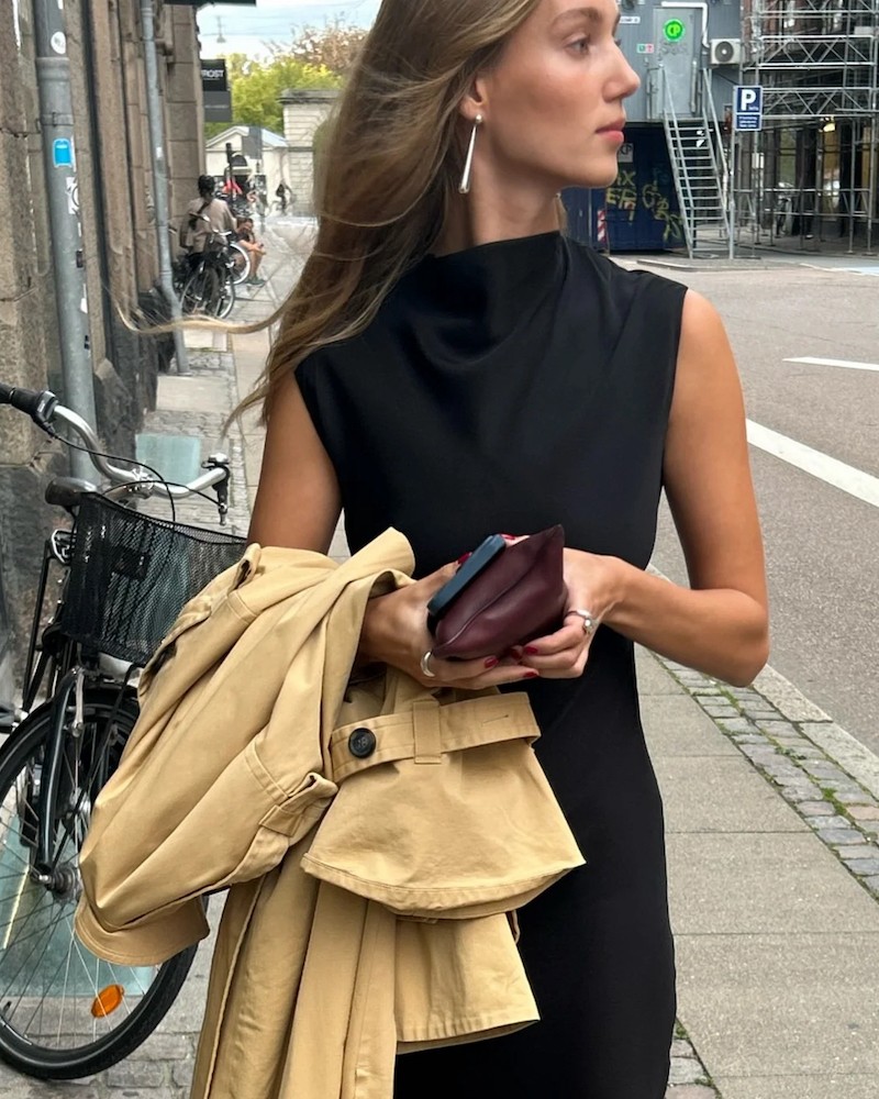 Lié Studio The Louise Sølv øreringe på model