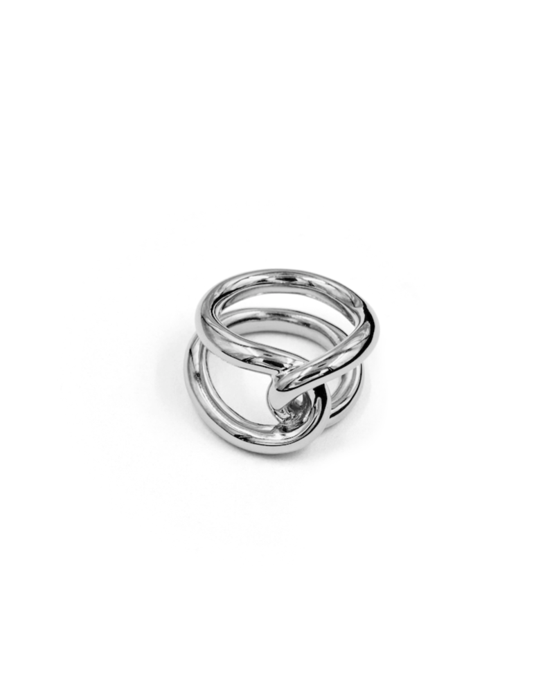 Pack shot af Lié Studio The Agnes Sterling Sølv Ring på neutral baggrund