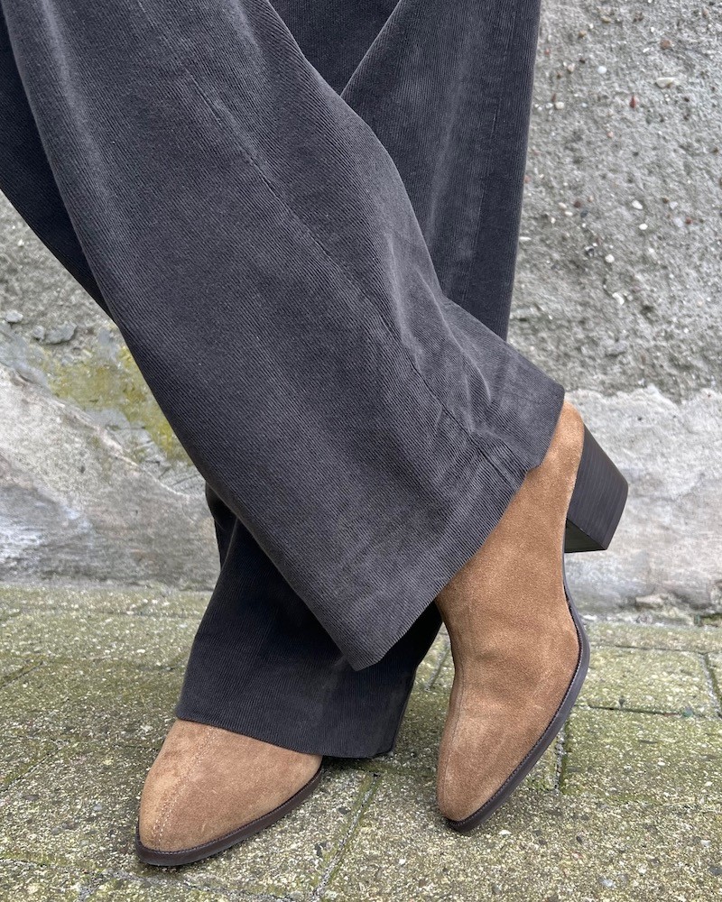 Angulus 7730 Støvle Mustard Suede Mustard på model