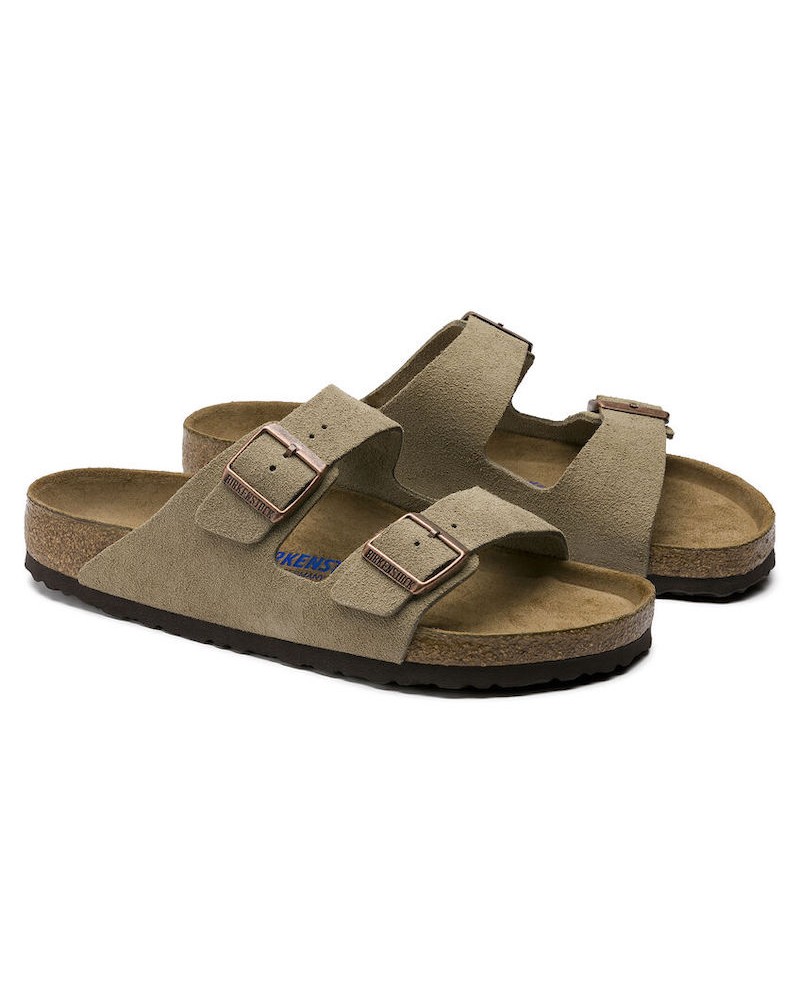 Pack shot af Birkenstock Arizona Suede Taupe Ruskinds Sandal på hvid baggrund
