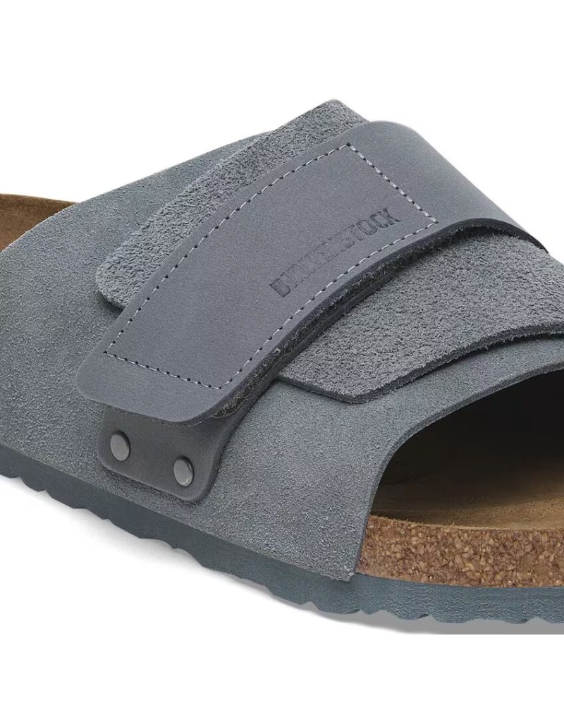 Close up af Birkenstock Kyoto Nubuck Leather Suede Blue Sandal på hvid baggrund