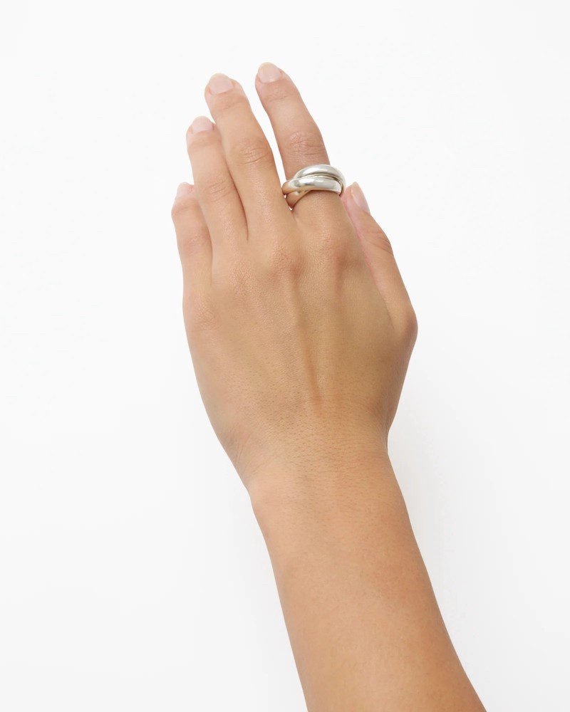 Lié Studio The Sofie Sølv Ring på model