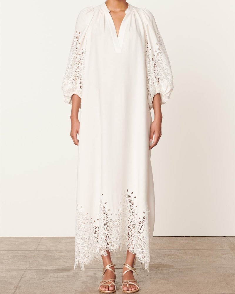 Vanessa Bruno Canessa Dress White Hvid maxi kjole med blondedetaljer på model