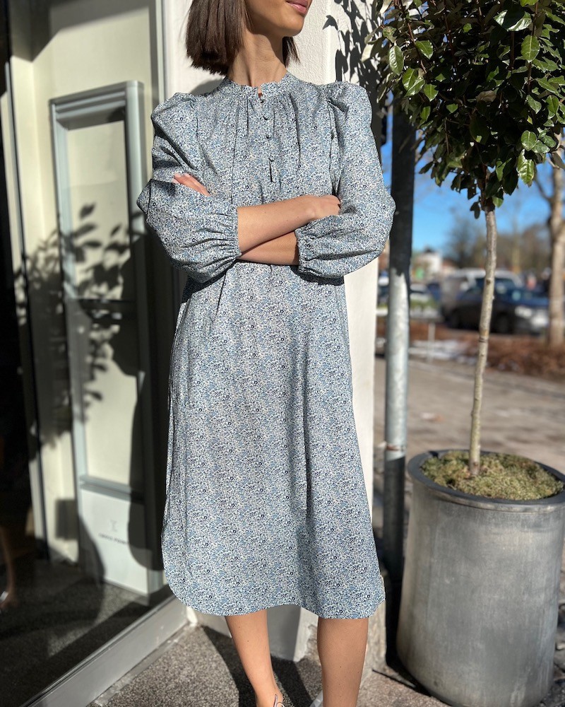 Apof Apof Madeline Dress Katie & Millie Blue Liberty Kjole på model