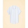 Pack af Xirena Channing shirt skylight kortærmet lyseblå skjorte på creme baggrund