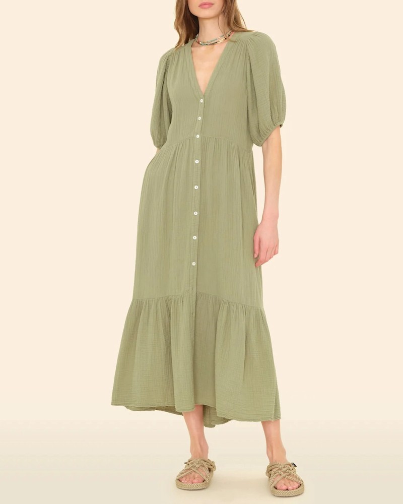 Xirena Lennox kjole I dark seagrass khaki bomulds gaze på model