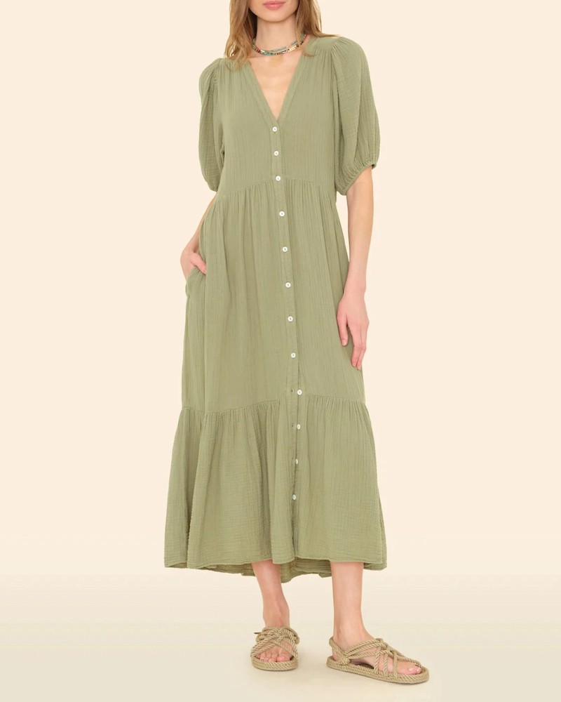 Xirena Lennox kjole I dark seagrass khaki bomulds gaze på model