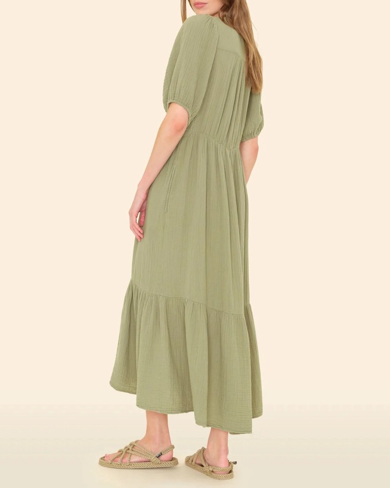 Xirena Lennox kjole I dark seagrass khaki bomulds gaze på model