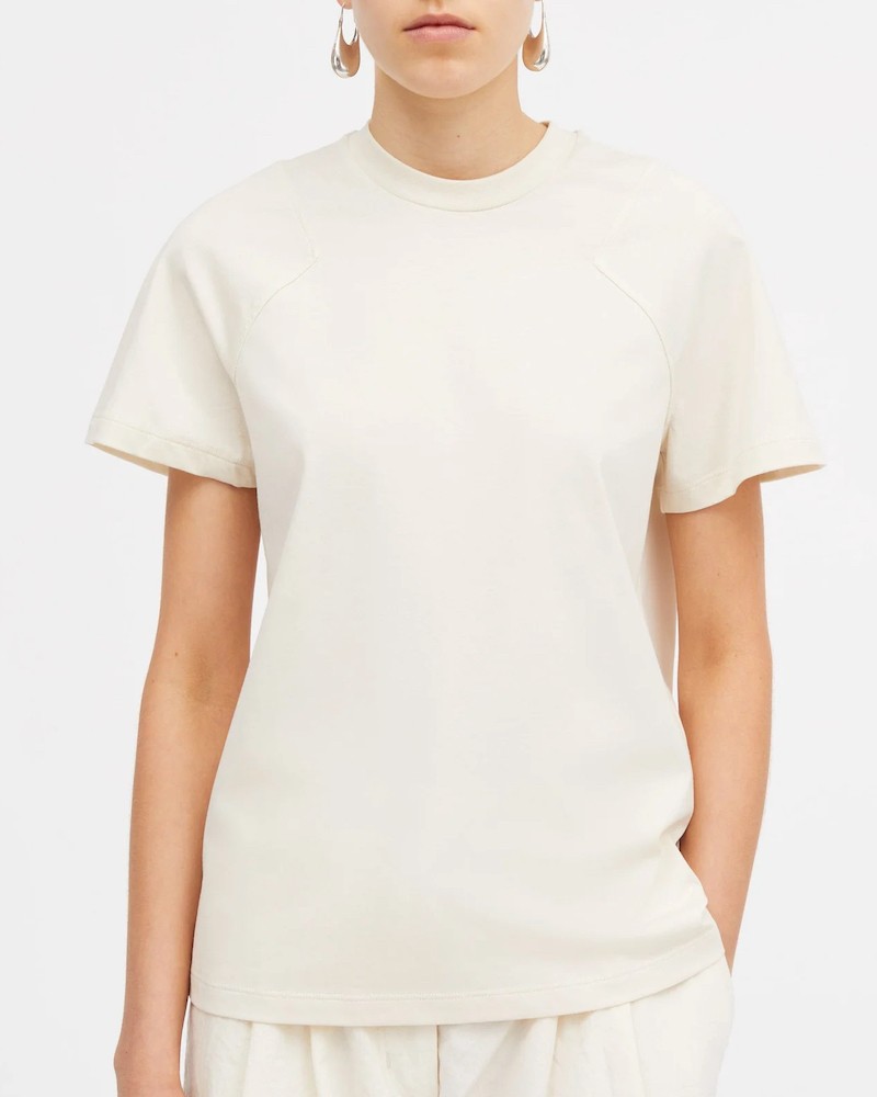 MKDT Studio Laia Monogram t-shirt i sand ecru bomuld på model