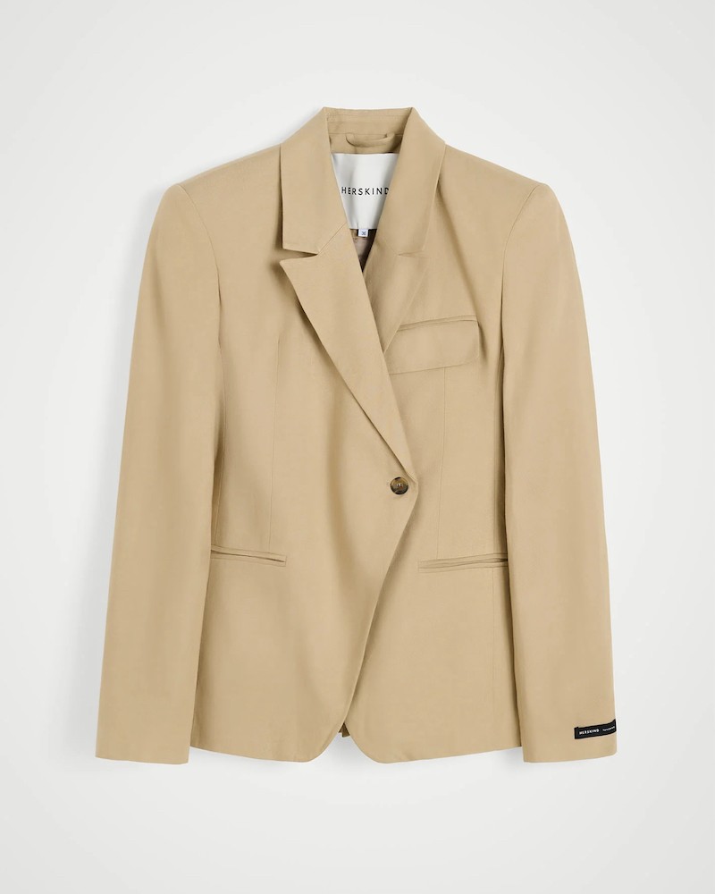 Pack Shot af Herskind Oprah asymmetrisk blazer i beige på neutral baggrund