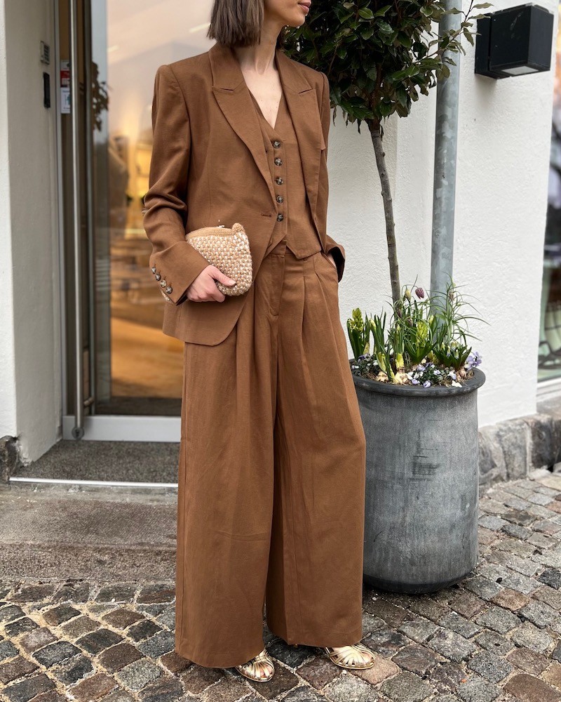 Herskind Oprah Blazer Toffee Mørkebrun på model