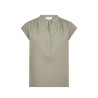 Pack shot af Leveté Room Naja 19 dark moss khaki  hør og viskose top på hvid baggrund
