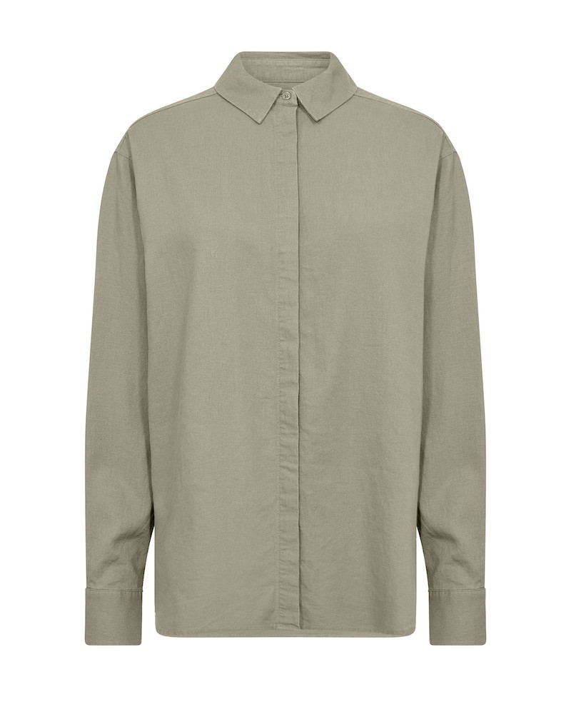 Pack shot af Leveté Room Naja 20 dark moss khaki hør og viskose langærmet skjorte på hvid baggrund