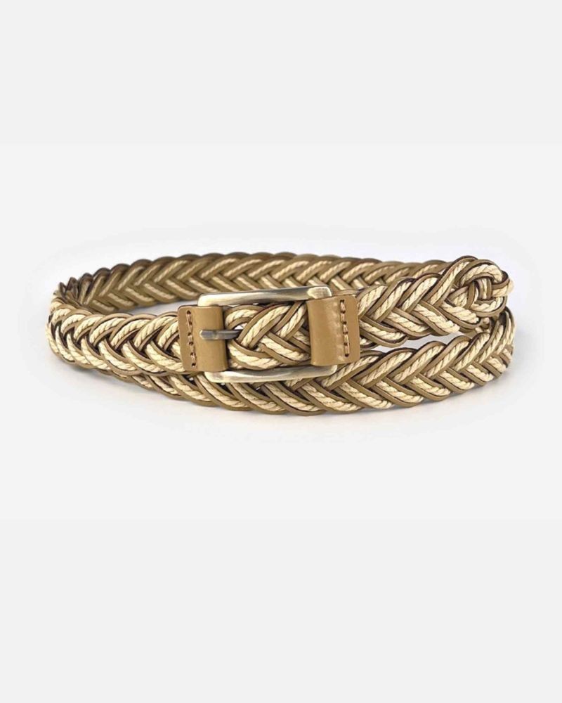 Pack shot af Plissé Copenhagen Pheobes Belt Khaki Flet Bælte på neutral baggrund