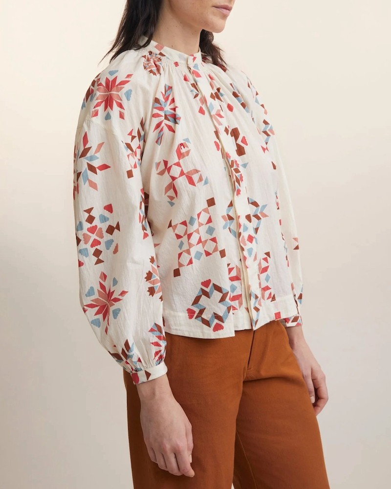 Moismont Viviane Shirt No. 732 Tribe Natural Ecru Skjorte med tribe print på model