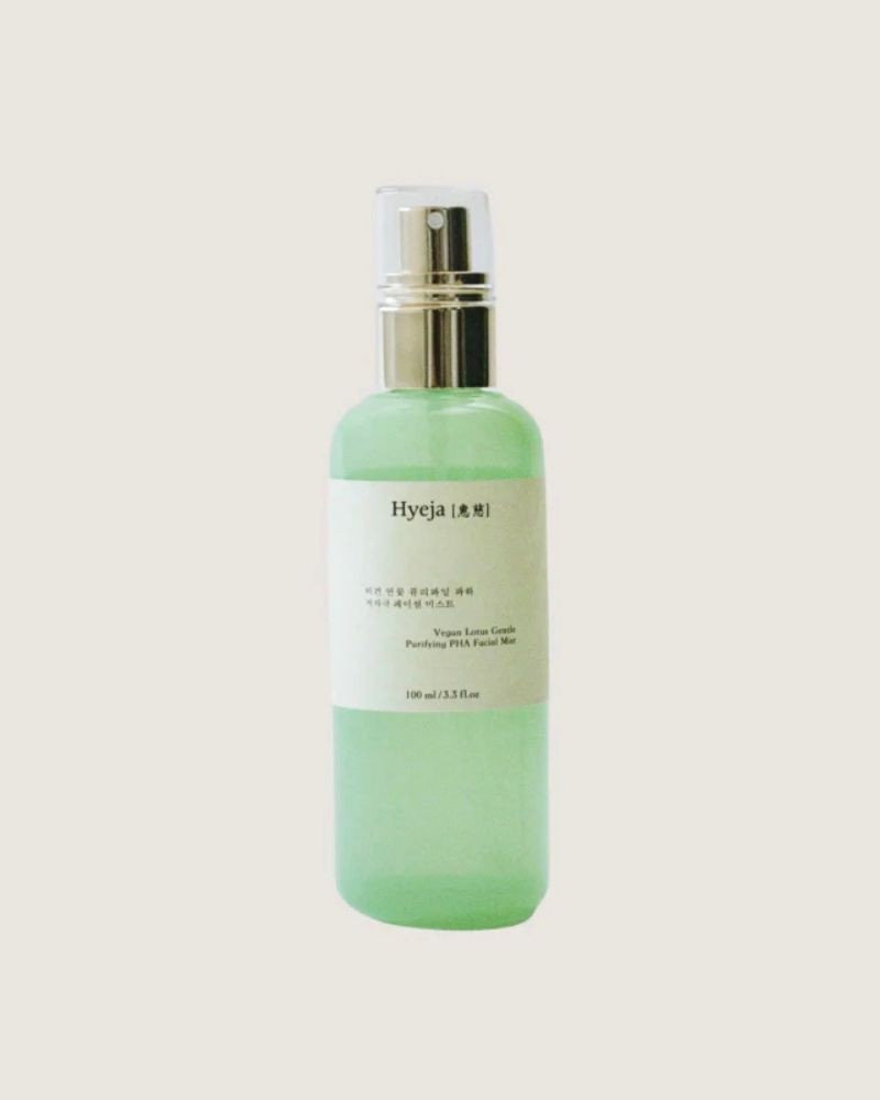 Pack shot af Hyeja Skincare Vegan Lotus Facial Mist på neutral baggrund