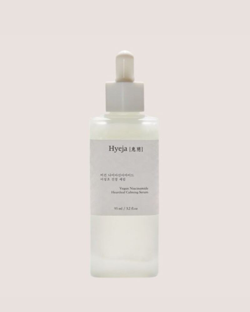 Pack shot af Hyeja Skincare Vegan Heartleaf Serum på neutral baggrund
