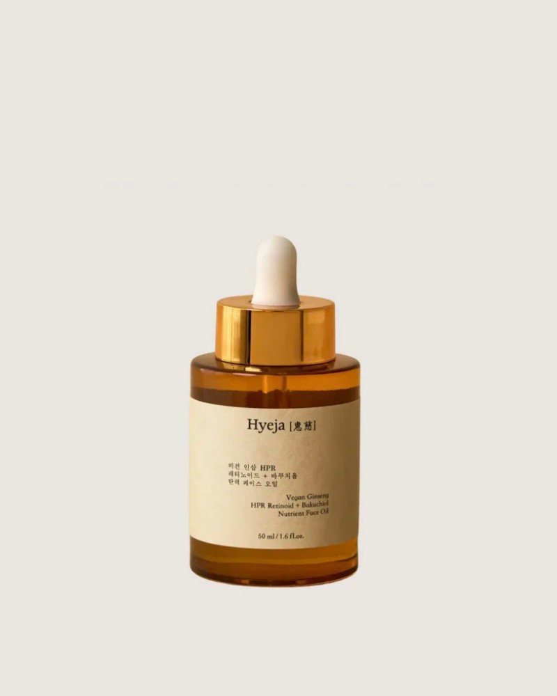 Pack shot af Hyeja Skincare Vegan Ginsing Retinoid Face Oil på neutral baggrund