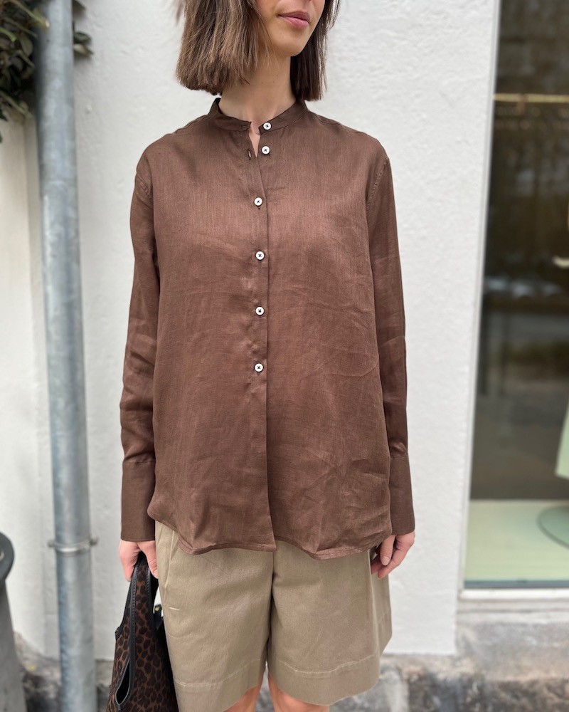 Bagutta Calla Tunic Shirt Dark Brown Mørkebrun hør skjorte på model