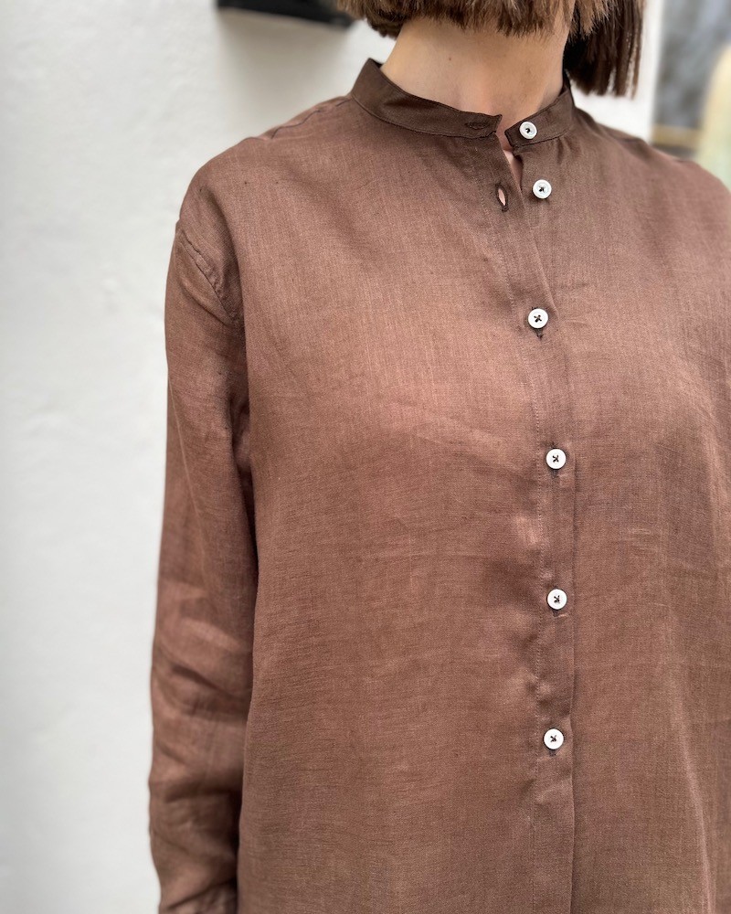 Close up af Bagutta Calla Tunic Shirt Dark Brown Mørkebrun hør skjorte på model