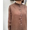 Close up af Bagutta Calla Tunic Shirt Dark Brown Mørkebrun hør skjorte på model
