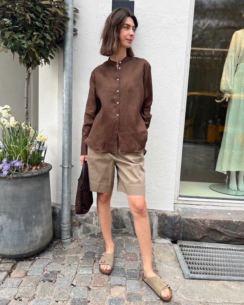 Bagutta Calla Tunic Shirt Dark Brown Mørkebrun hør skjorte på model set forfra