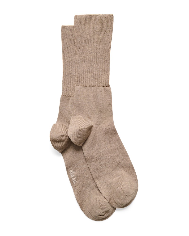 Pack shot af Aiayu Silk Sock Oyster Taupe silke strømper på hvid baggrund