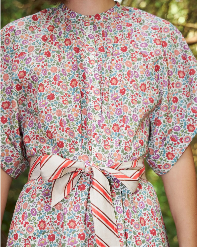 Close up af Apof Isolde kjole I D'Anjo liberty print stylet med poppy striped bindebælte på model