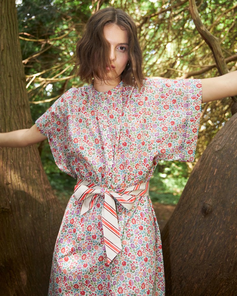 Apof Bow bindebælte i poppy striped og D'anjo liberty print stylet med Apof Isolde kjole på model