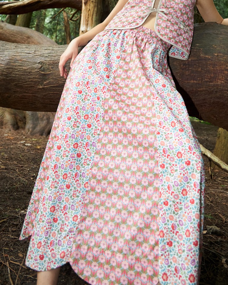 Apof Helga nederdel i liberty bomuld Chevron Rose og D'Anjo på model