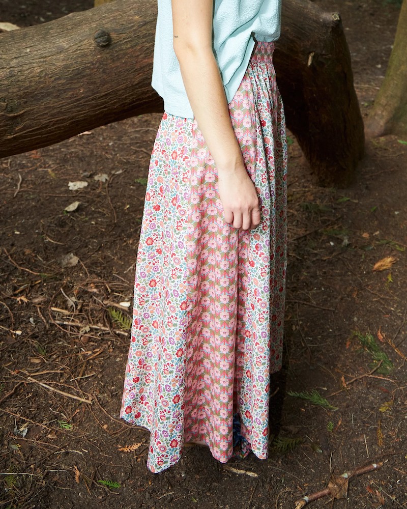 Apof Helga nederdel i liberty Chevron Rose D'Anjo på model