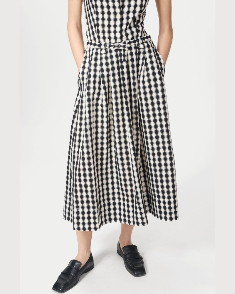 Nué Notes Livorno Skirt Black Creme Check ternet nederdel på model set forfra