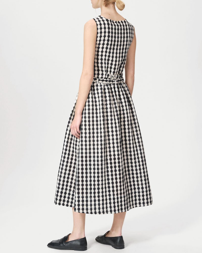 Nué Notes Livorno Skirt Black Creme Check Ternet nederdel stylet med Prato vest på model set bagfra