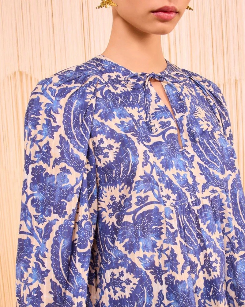Close up af Ulla Johnson Brea Blouse Ocean på model