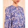 Close up af Ulla Johnson Brea Blouse Ocean på model