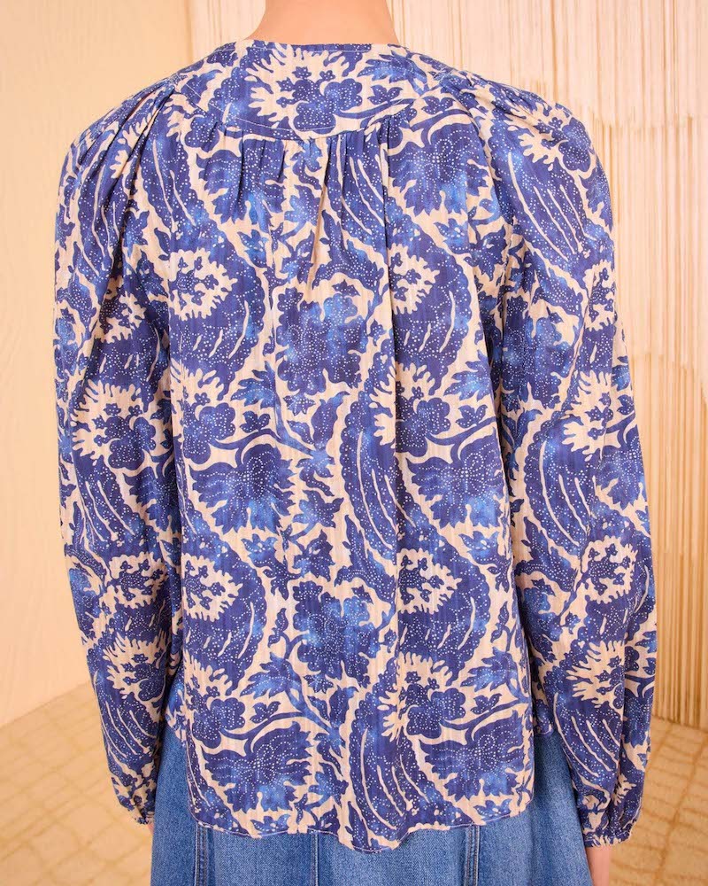 Ulla Johnson Brea Blouse Ocean blå mønstret tunika på model set bagfra