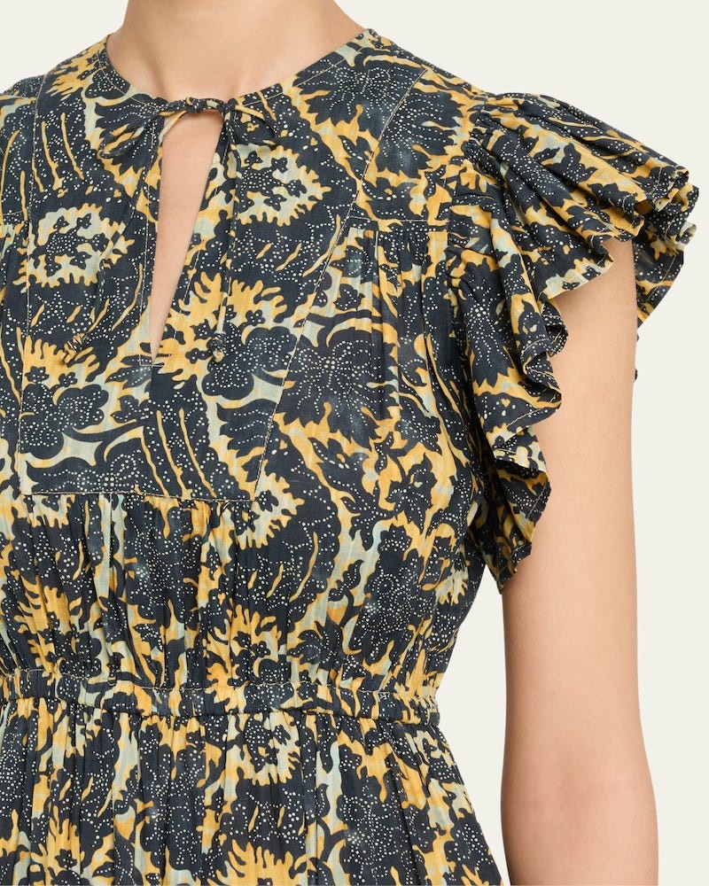 Close up af Ulla Johnson Kairi Flutter Sleeve Midi Dress Luna på model
