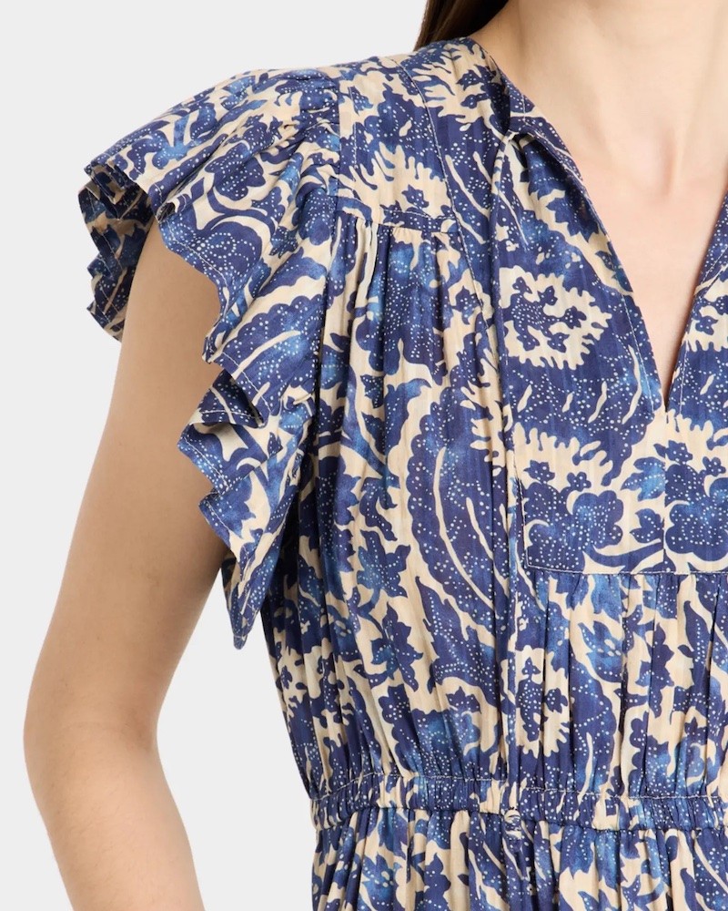 Close up af Ulla Johnson Kairi Flutter Sleeve Midi Dress Ocean kjole på model