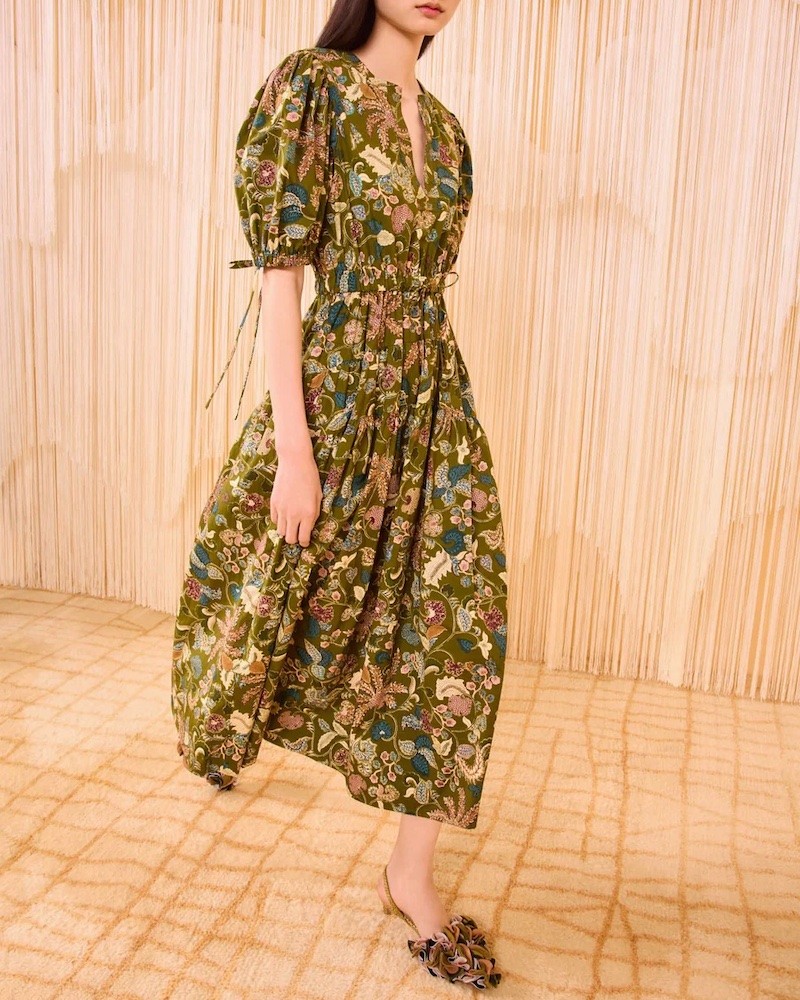 Ulla Johnson Adriana Short Sleeve Midi Dress Lichen Kjole på model