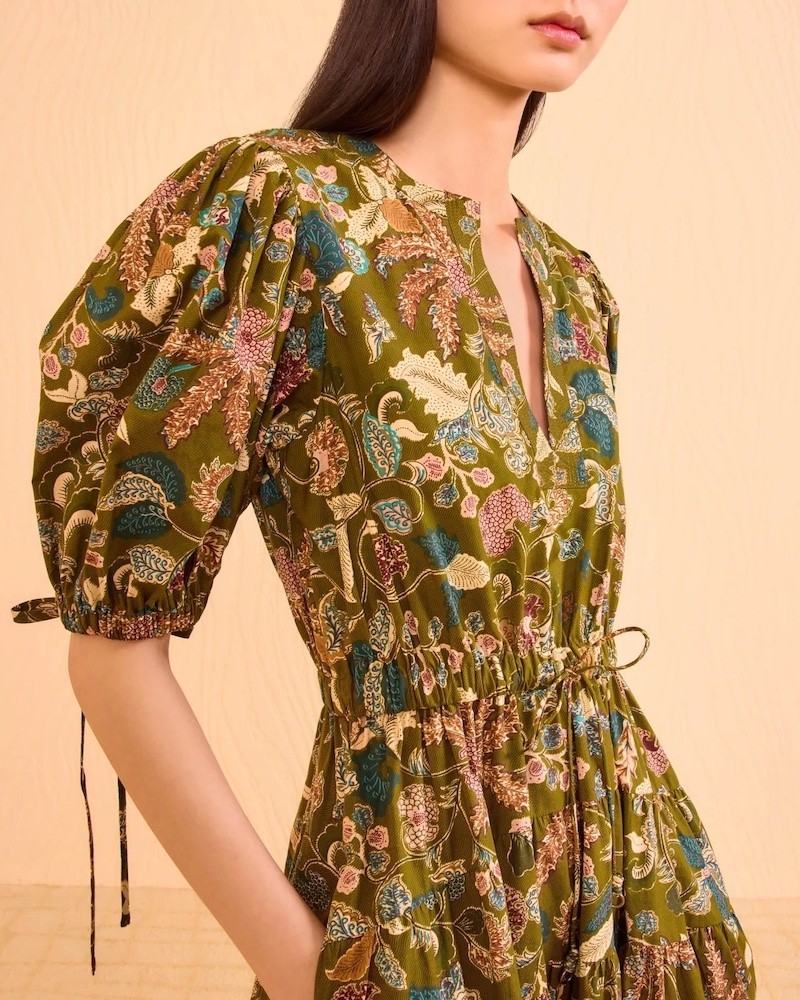 Close up af Ulla Johnson Adriana Short Sleeve Midi Dress Lichen kjole på model