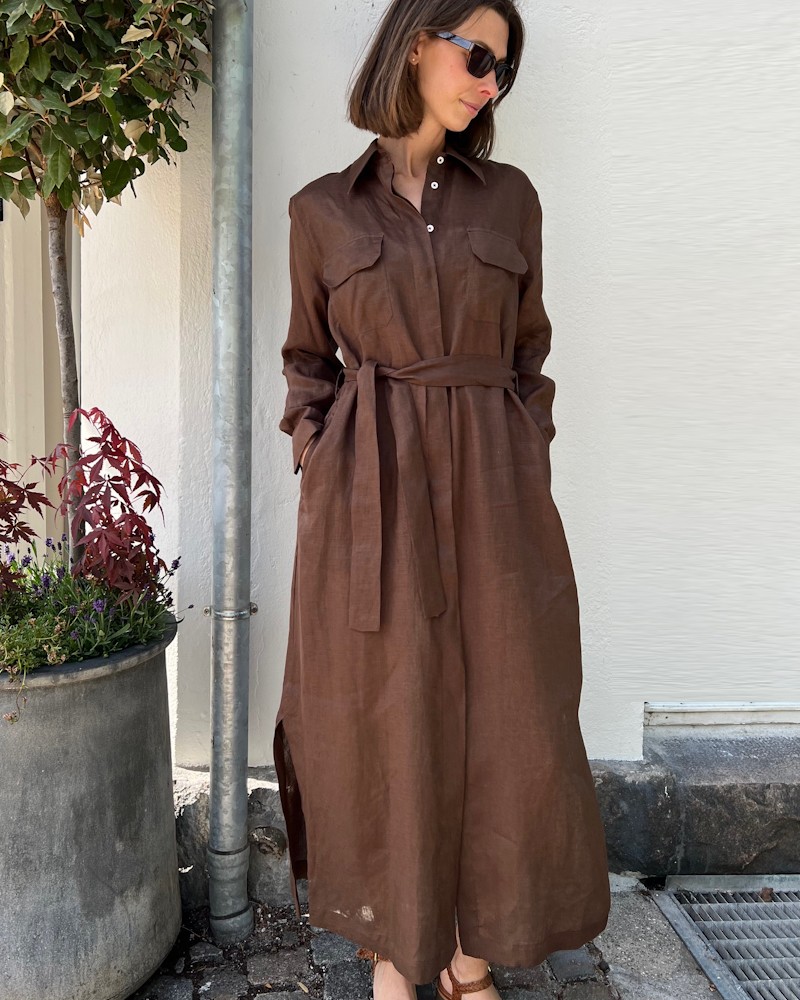 Bagutta Shirt Dress Dark Brown Mørkebrun Hør Skjorte Kjole med bælte på model