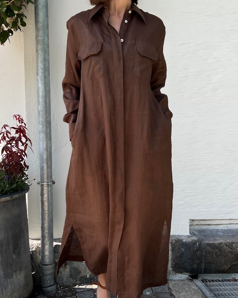 Bagutta Shirt Dress Dark Brown Mørkebrun Hør Skjorte Kjole med bælte på model