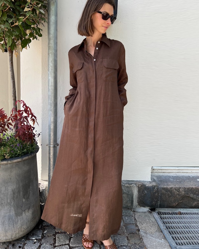 Bagutta Shirt Dress Dark Brown Mørkebrun Hør Skjorte Kjole med bælte på model