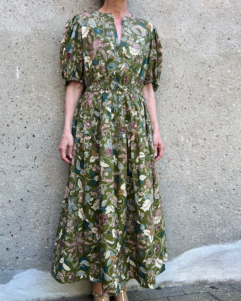 Ulla Johnson Adriana Short Sleeve Midi Dress Lichen kjole på model