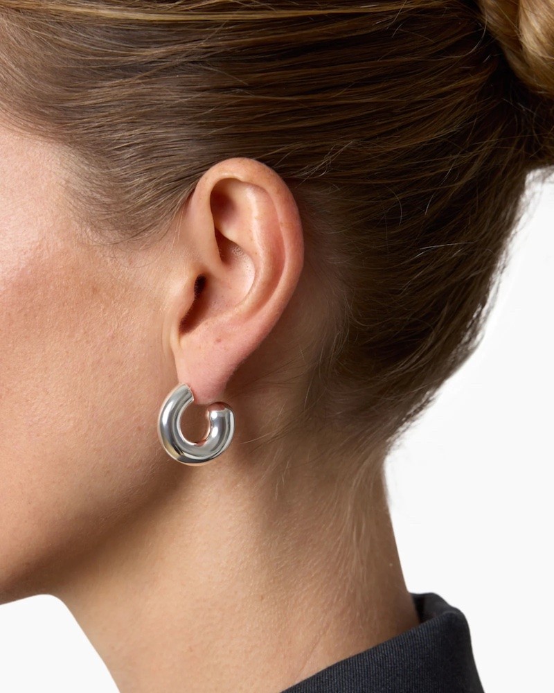 Lié Studio The Rose Earrings Sølv på model