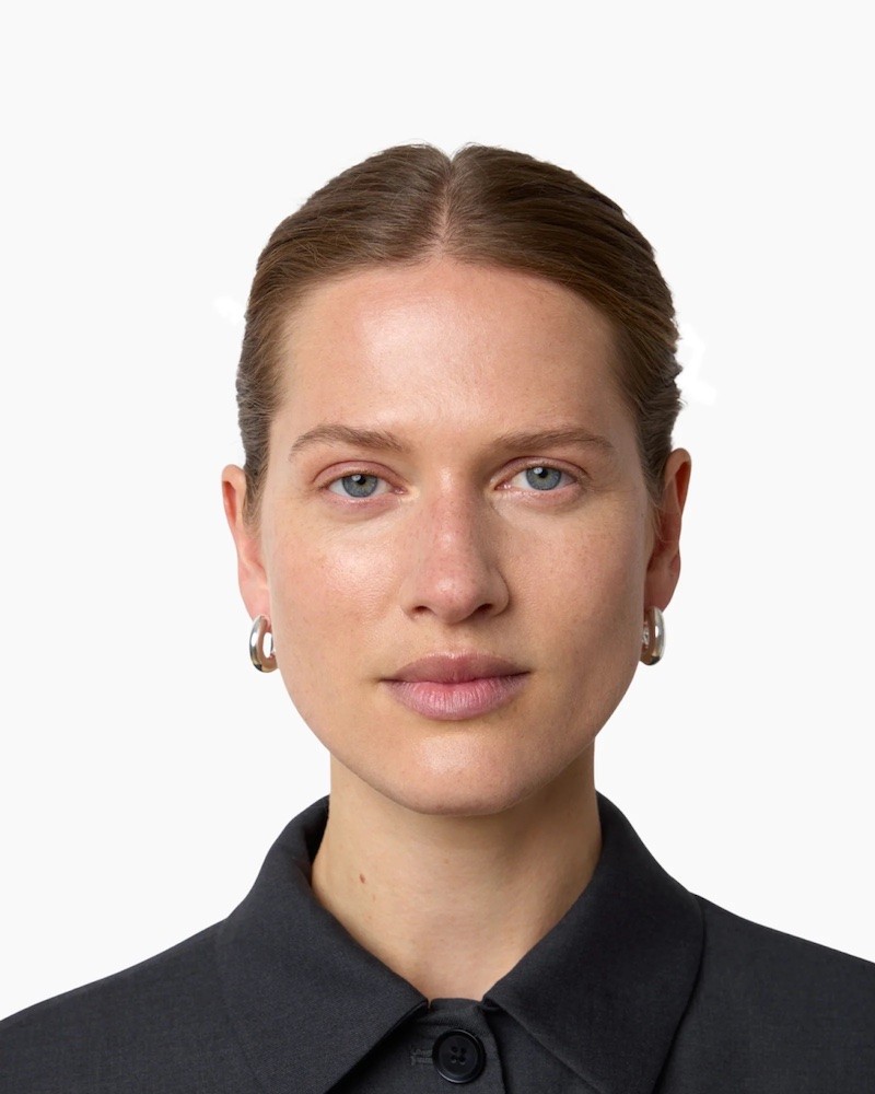 Lié Studio The Rose Earrings sølv creoler på model