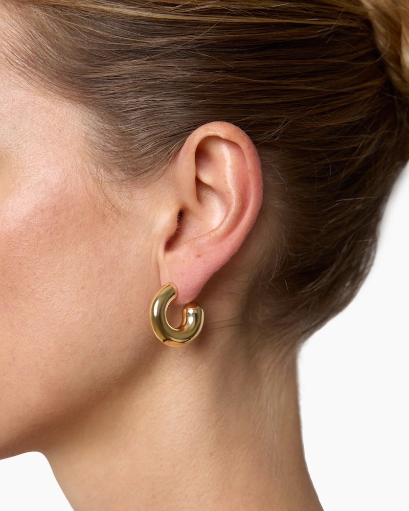 Lié Studio The Rose Earrings Forgyldte øreringen på model