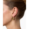 Lié Studio The Rose Earrings Forgyldte øreringen på model