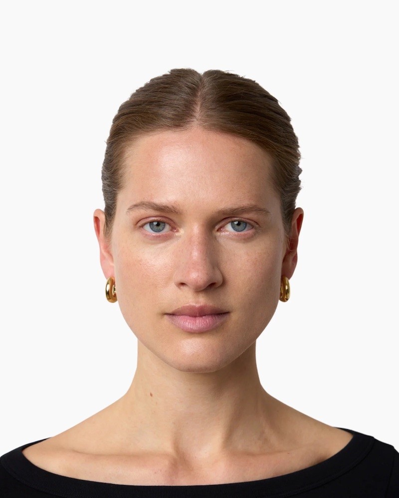 Lié Studio The Rose Earrings Forgyldte øreringe på model